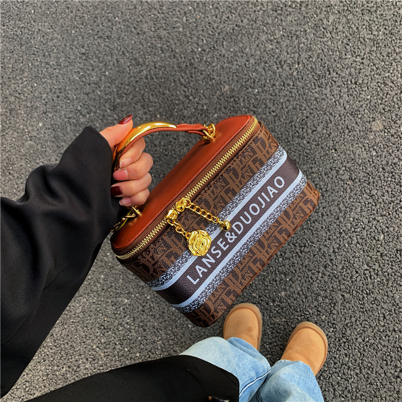 Hochwertige und Nischen-Designer-Box mit Aufdruck für Damen 2024 Neue Pendlertasche mit einer Schulter und kleiner quadratischer Umhängetasche_voghion.com