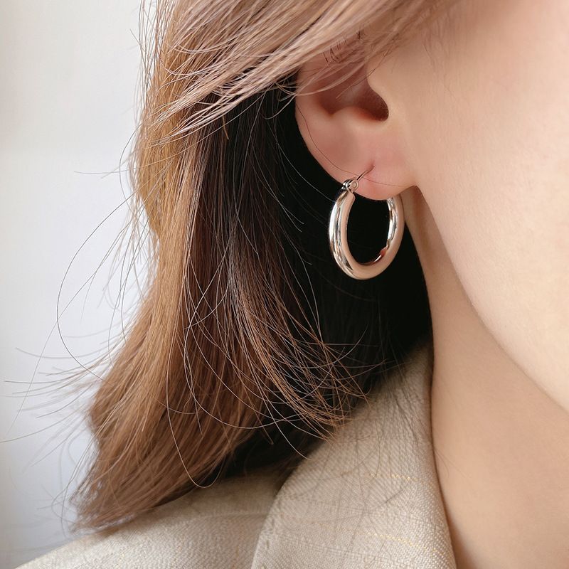 Cirkeloorbellen voor vrouwen in stijl niche-ontwerp kleine eenvoudige koude stijl persoonlijkheidsoorbellen oorbellen_voghion.com