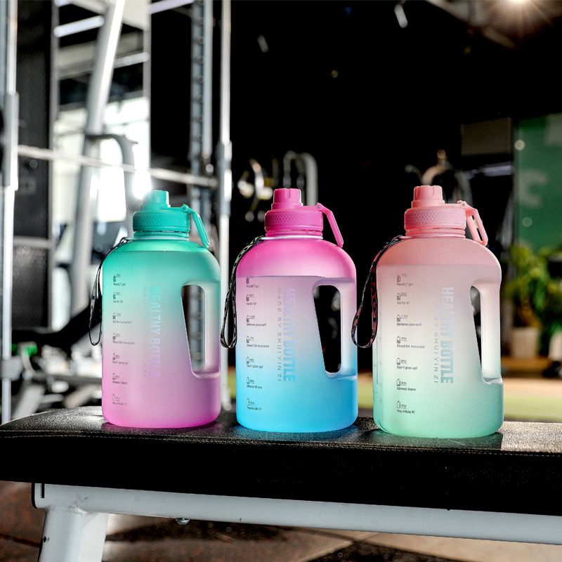 Botella de agua deportiva de fitness de moda de gran capacidad de color progresivo, botella de agua con pajita, taza espacial de plástico con asa portátil, taza de agua fría_voghion.com
