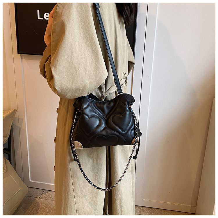 La borsa a tracolla monospalla plissettata con tracolla a forma di nuvola appiccicosa morbida e versatile di quest'anno è un secchiello di nicchia popolare di quest'anno._voghion.com