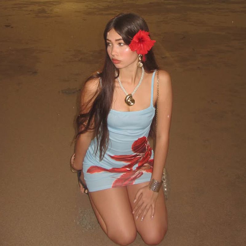 Strandurlaubsstil, großer Blumendruck, kontrastfarbene Basis, schmale Passform, hüftbetont, Hosenträgerkleid, kurz, neu_voghion.com