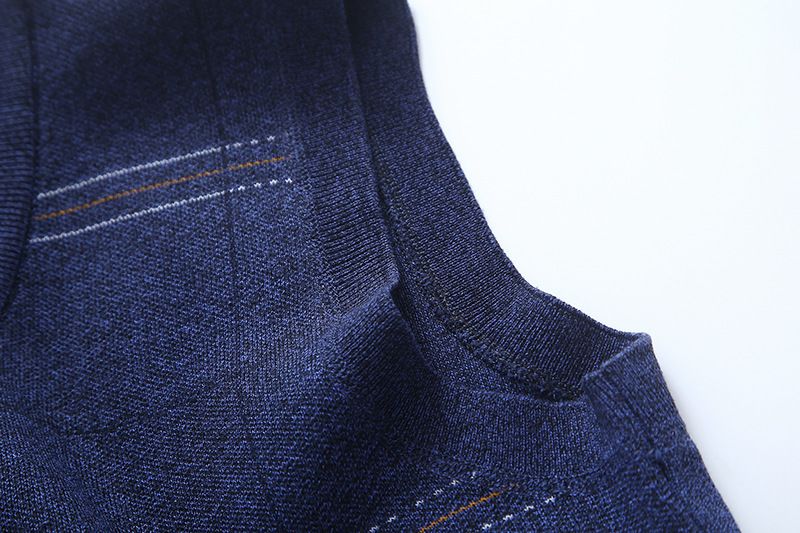 Herrenbekleidung Eine Generation von karierten Westen für Herren im Frühjahr und Herbst, lockerer V-Ausschnitt, Ärmel hinten, ärmellose Weste mittleren Alters, Jacquardpullover mit V-Ausschnitt_voghion.com