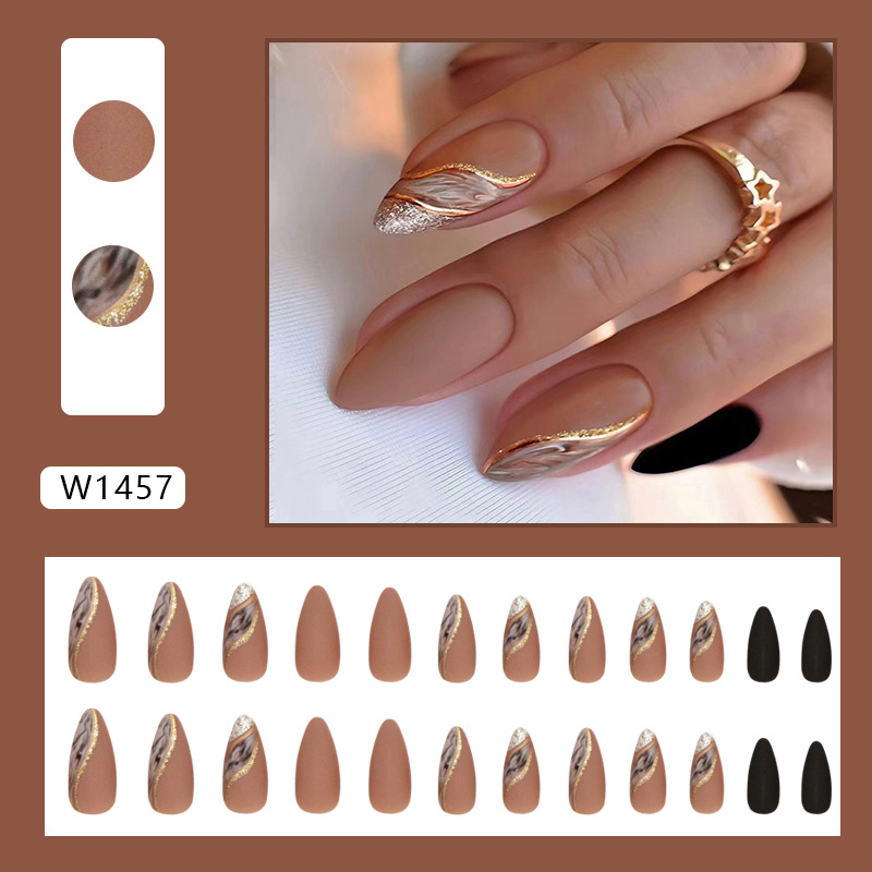 Mittlere mandelbraune See-Halo-Färbung, Herbst-Winter-Atmosphäre, eleganter und weißer Nagelverbesserungsfilm im Instagram-Stil_voghion.com