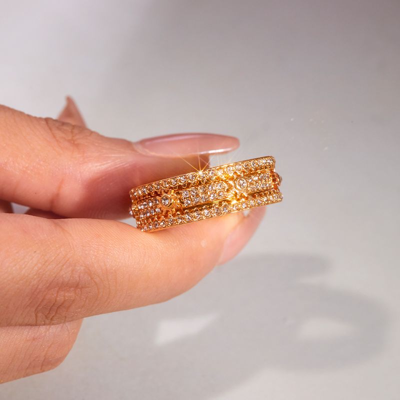 Anillo de diamantes giratorio con engranajes, moderno y versátil, con colores que combinan con todo._voghion.com