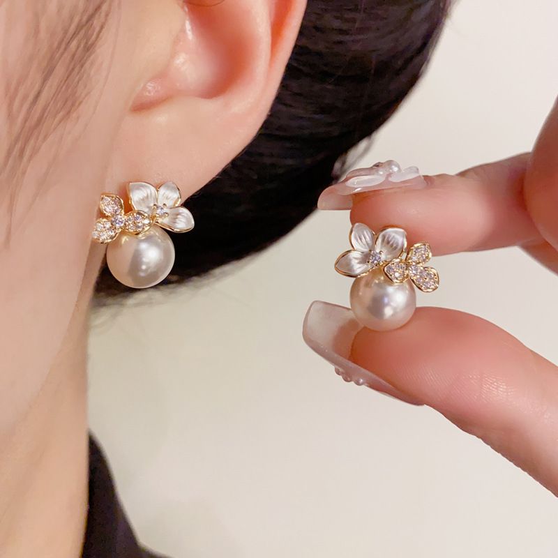 S Silver Needle Light Luxury Elegant White Lacquer Flower Pearl For Women Niche Fashion Design Versatile Earrings_voghion.com