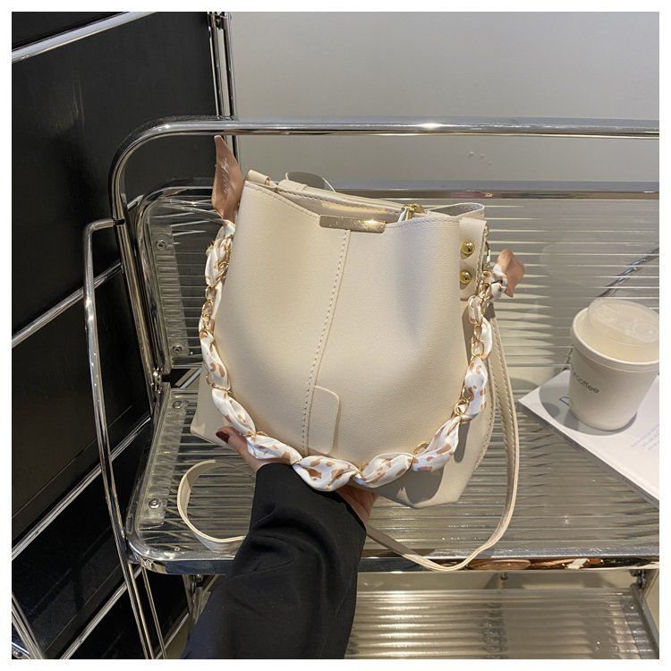 Secchiello alla moda ad alta capacità nel 2024, nuova tracolla a catena con design di nicchia, borsa a tracolla per donna_voghion.com