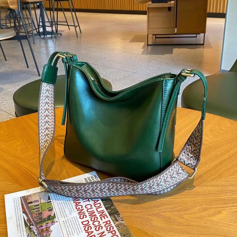 Borsa a tracolla versatile e capiente in pelle con design di nicchia, borsa da donna sotto l'ascella_voghion.com