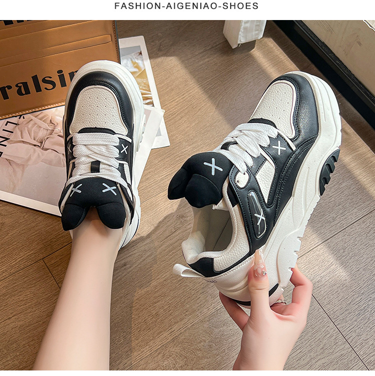2023 Otoño Nueva versión coreana de las zapatillas deportivas y de ocio de suela gruesa con cordones y orejas de conejo rojas de moda Zapatos blancos pequeños para mujer_voghion.com
