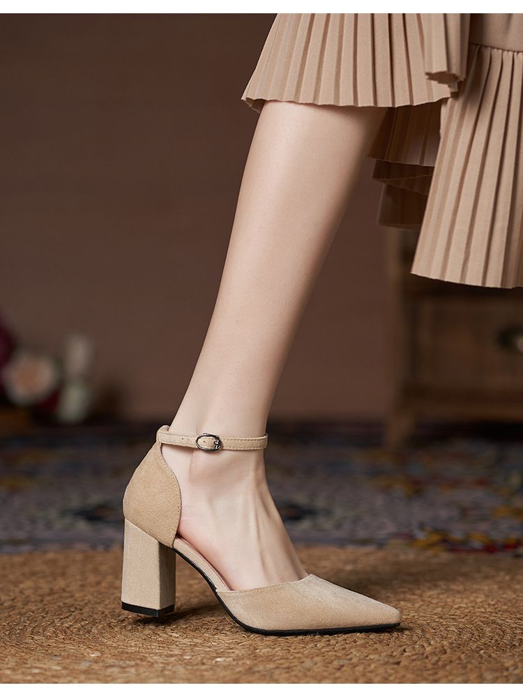 Kleine Damenschuhe passen zu großen dicken, hohlen High Heels für Damen sowie zu dicken und breiten Einzelschuhen_voghion.com