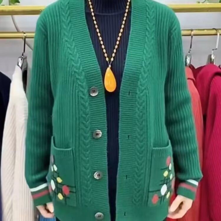 Eleganter Cardigan mit V-Ausschnitt und zwei Taschen. Weicher Strickpullover mit offener Vorderseite. Bequemer, lockerer Schnitt. Langarm-Überzug. 3D-Jacquard-Muster_voghion.com