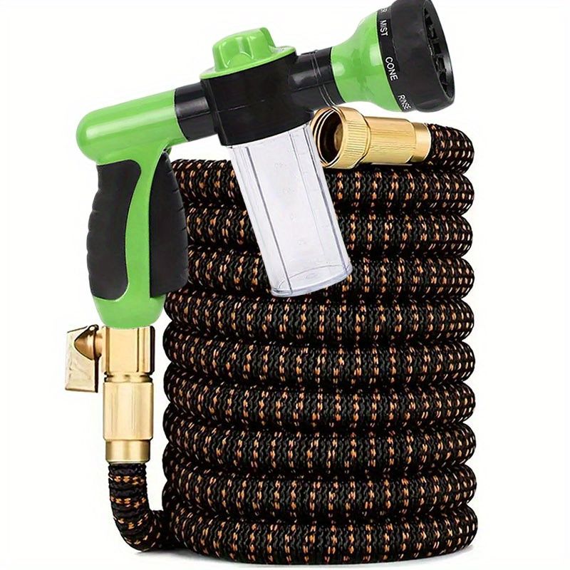 Ein Set aus einziehbarem Gartenschlauch aus Gummi mit US-Standard-3/4-Zoll-Anschlüssen und einer Hochdruck-Wasserpistolendüse._voghion.com