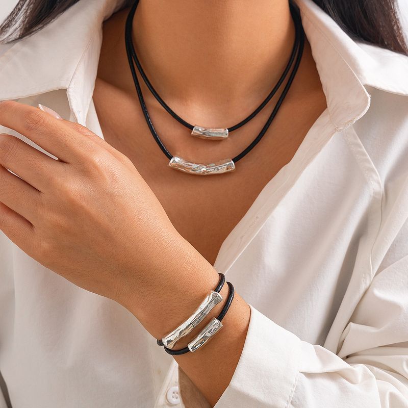 Double Layered Metal Curved With Ethnic Style Relief Pendant, Beaded Heart-shaped Collarbone Necklace_voghion.com