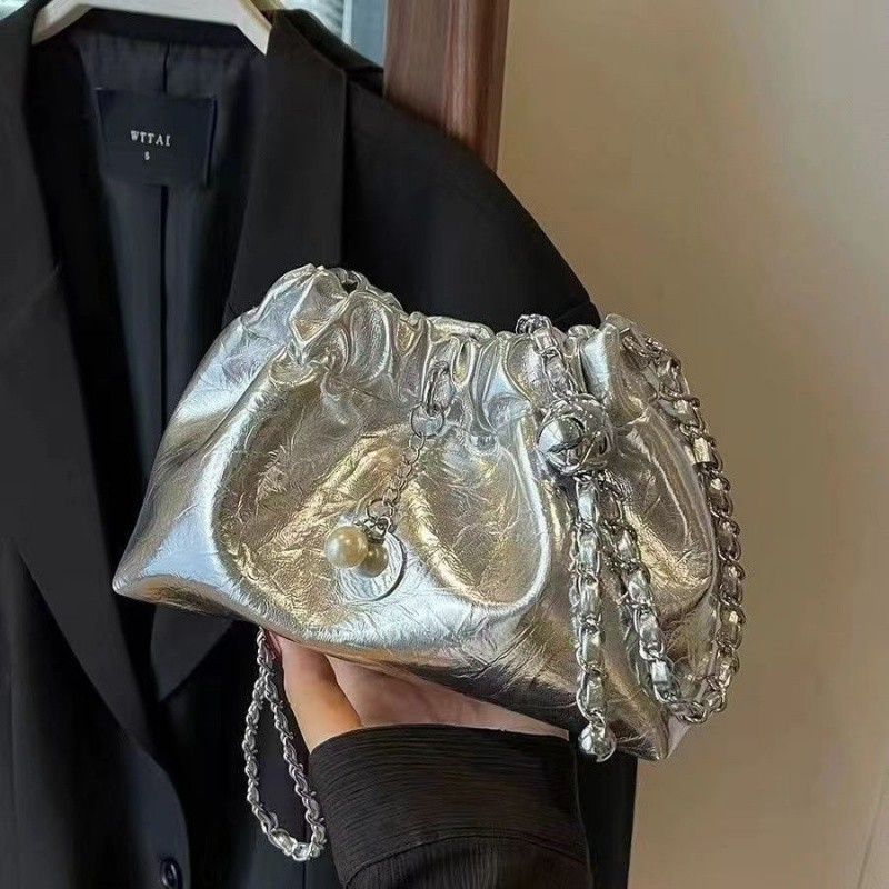 Borsa a tracolla piccola estiva di alta qualità per donna 2024, nuova in argento con design sensato, borsa a forma di nuvola con catena plissettata_voghion.com