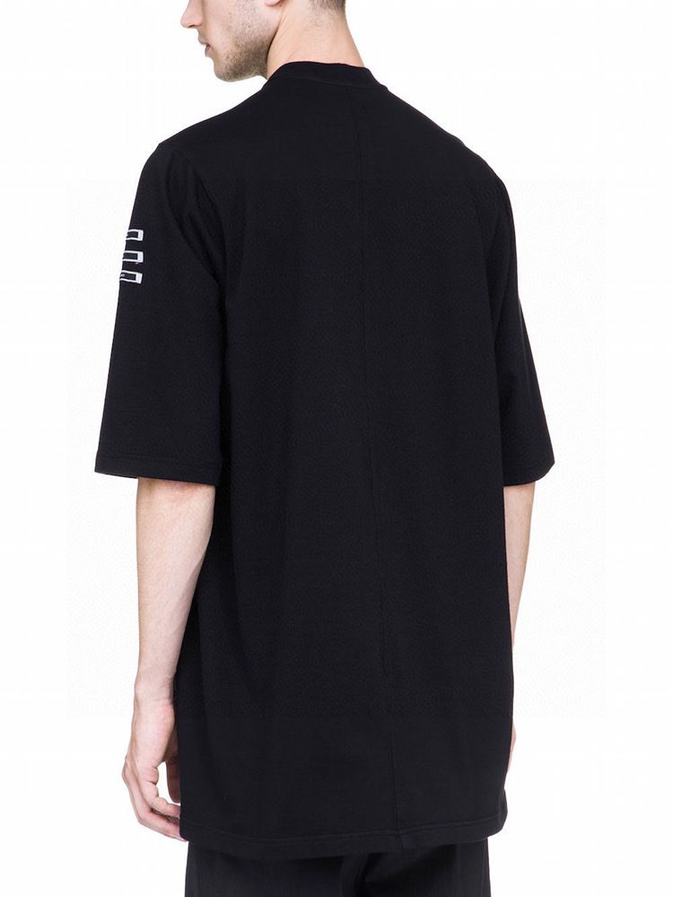 Męska koszulka z naszywką, luźna, z pięciopunktowym rękawem_voghion.com