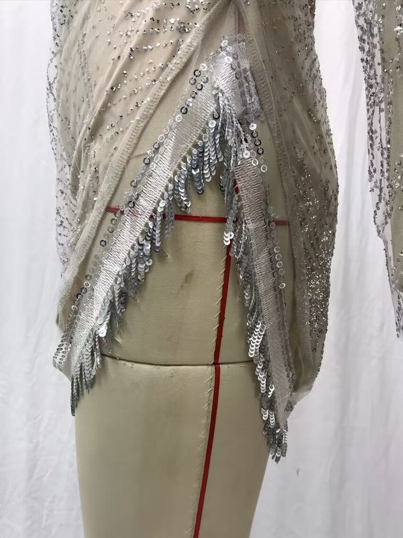Abito da sera sexy a maniche lunghe con spacchi di nappe in oro e argento, da donna_voghion.com