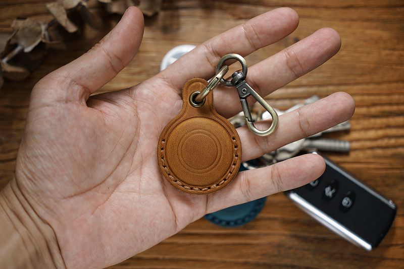 Cowhide Hausdéier Anti Verloscht Keychain gëeegent fir Airtag Schutzpositionéierung Tracker Lieder Fall_voghion.com