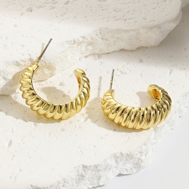 orecchini in stile semplice moda leggero lusso orecchini a forma di C eleganti orecchini a forma di C in metallo filettato_voghion.com