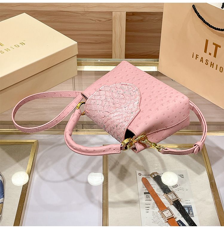 Guangzhou Shiling 2024 Nuovo modello di struzzo a forma di V piccola e leggera borsa a tracolla di lusso ad alto senso_voghion.com