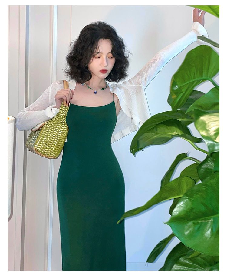 Französisches Kleid mit Spaghettiträgern, hoher Taille, schlankmachendem Bodycon, Pure Desire Base 2025_voghion.com