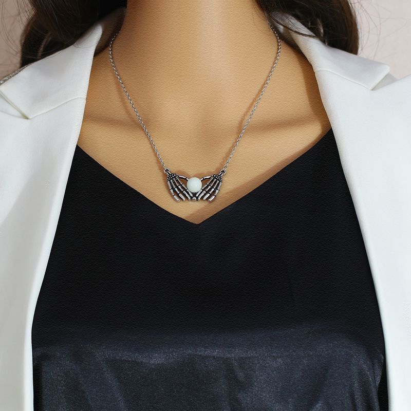 Serie di gioielli di Halloween con teschi: collana di perline luminose a forma di mano punk con scheletro a forma di cuore, regali di Halloween esagerati creativi e personalizzati_voghion.com