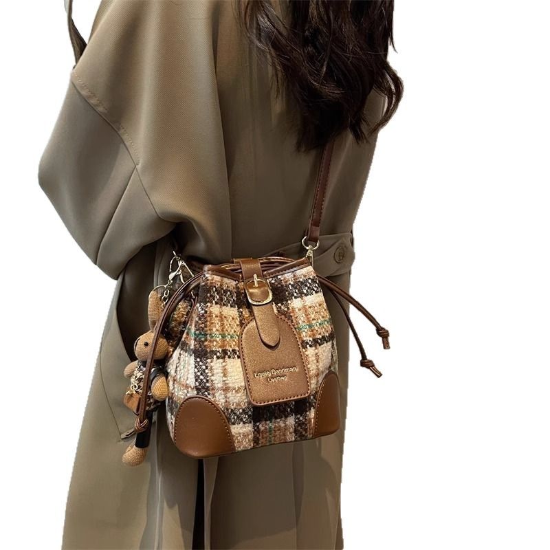 Winter-Pendler-Eimer mit großer Kapazität für Frauen 2025 Neuer vielseitiger High-End-Nischendesign-Umhängetaschentrend_voghion.com
