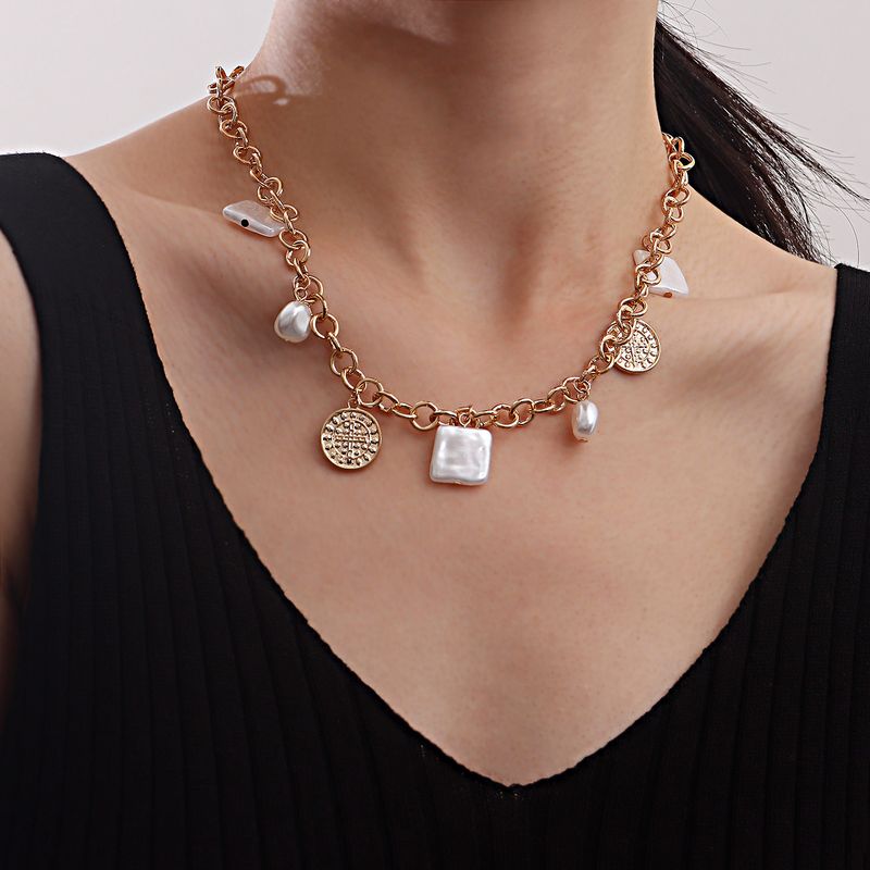 Collana con ciondolo a croce con perle irregolari barocche per donna, gioielli dal design unico_voghion.com