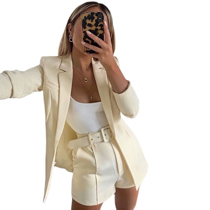 Completo due pezzi casual da donna autunno inverno 2025, con pantaloncini aderenti a vita alta e ampio, per donna_voghion.com