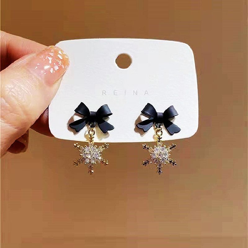 Boucles d'oreilles asymétriques de Noël | Motif flocon de neige coloré et grelot | Pendentif renne à long pompon | Bijoux de déclaration festifs | Noël parfait_voghion.com