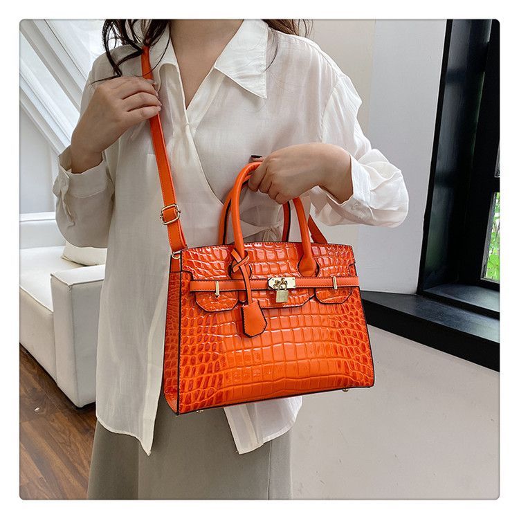 Pelle lucida con motivo coccodrillo per donna 2023 Nuova celebrità di lusso leggera per pendolari ad alta capacità Moda versatile_voghion.com