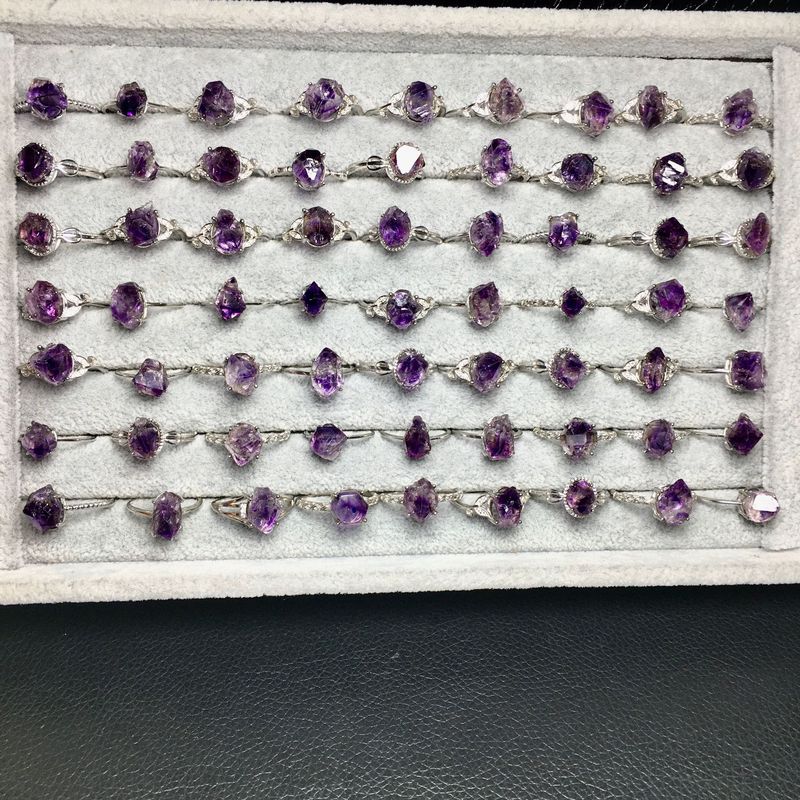 Anello minerale Super Seven con capelli viola naturali e intarsi in argento, alla moda, suggestivo, squisito e bello._voghion.com