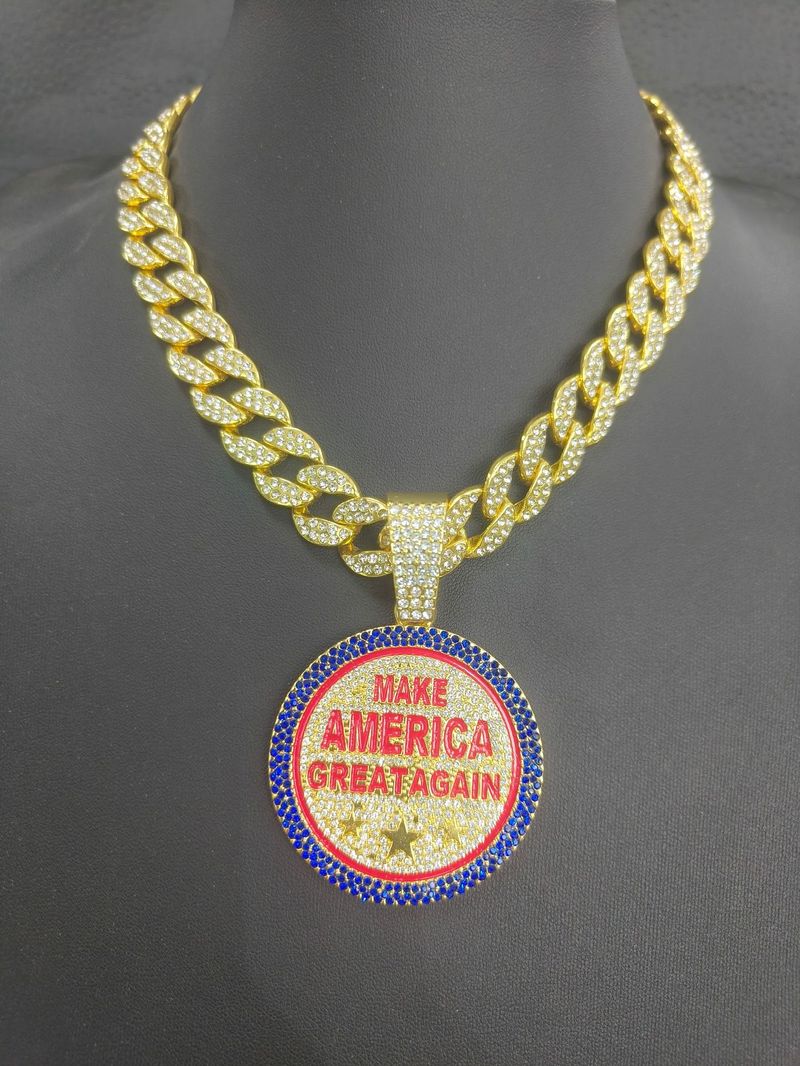 Collana con ciondolo in lega rotonda Make America Create AGAIN, in vendita, con lettere di diamanti pieni_voghion.com