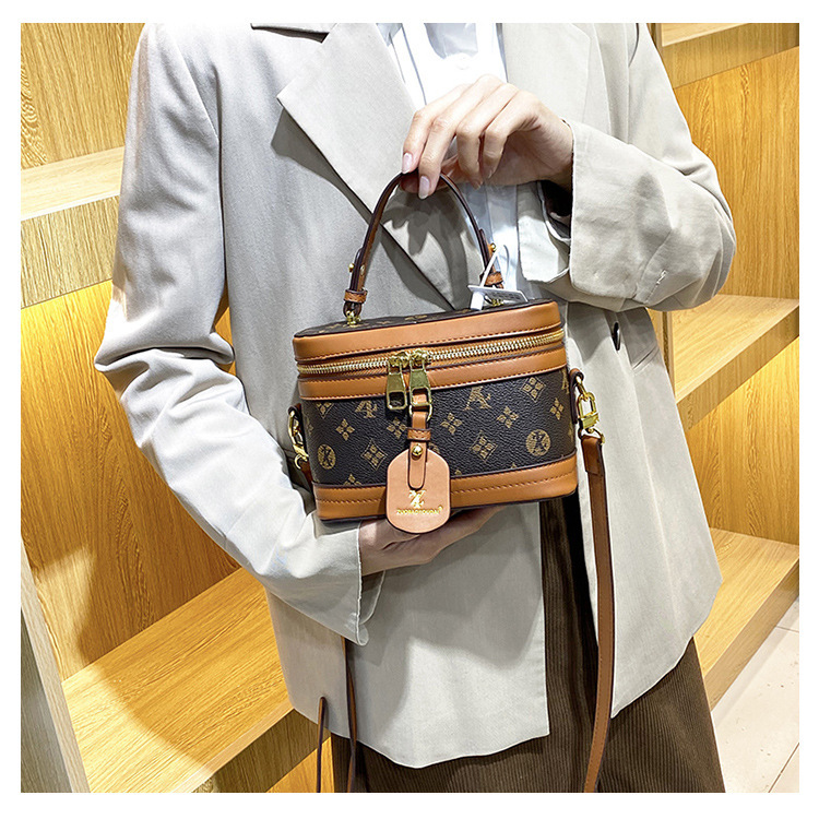 High-end female 2023 new fashion presbyopic box all-match portable shoulder Messenger cosmetic bag trend_voghion.com