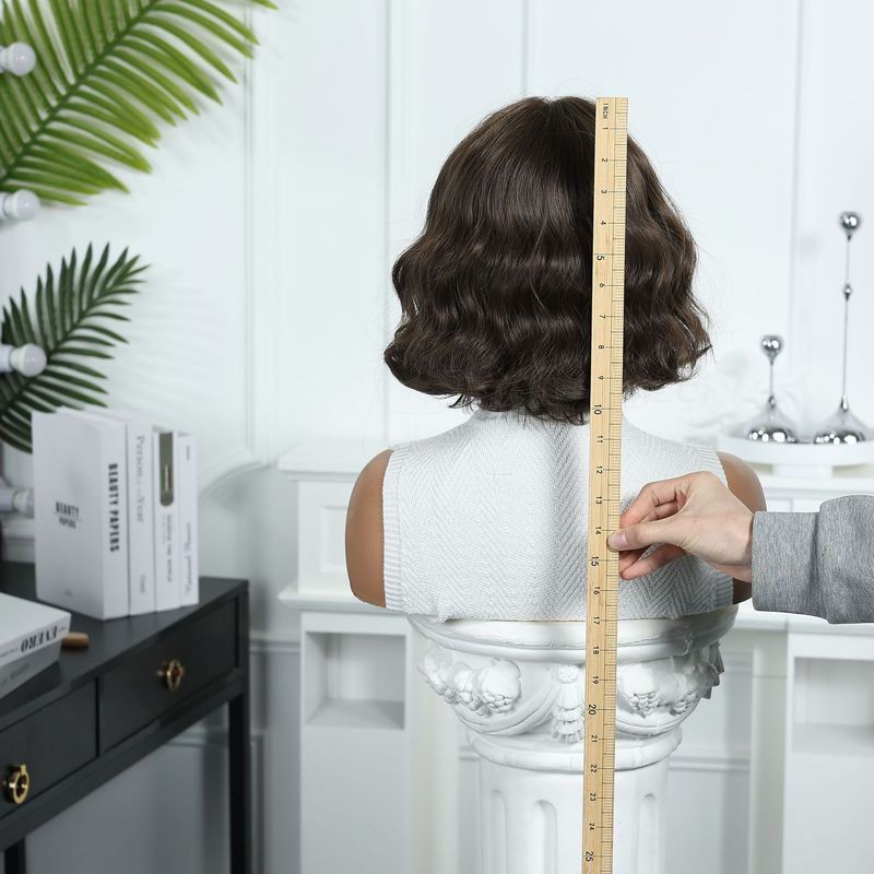 Synthetische Clip-in 10 Zoll Perücke Weibliche Pony Kurze Lockige Haare Mode Weibliche Gruppe Braun Temperament Perücke Vollen Kopf Set_voghion.com