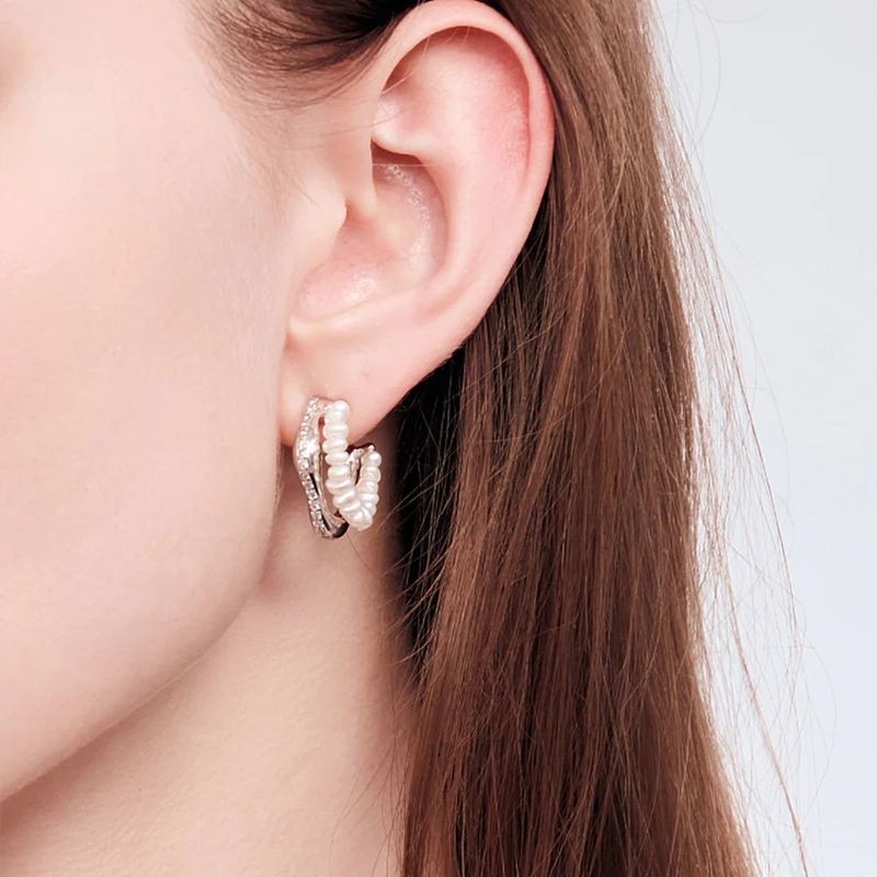 Damenschmuck – Elegante Creolen mit Barockperlen und Doppel-C in Silberton, minimalistisches, schickes Design mit natürlichen Saatperlen und Doppel-C-Creolen_voghion.com