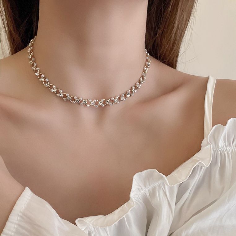 Collana di perle di lusso leggera collana di design di nicchia femminile 2023 nuova catena per clavicola accessori semplici all'ingrosso_voghion.com