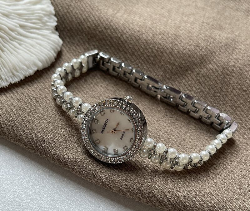 Nuovo orologio da donna di lusso leggero con bracciale in perle, squisito quadrante piccolo in madreperla di alto valore_voghion.com