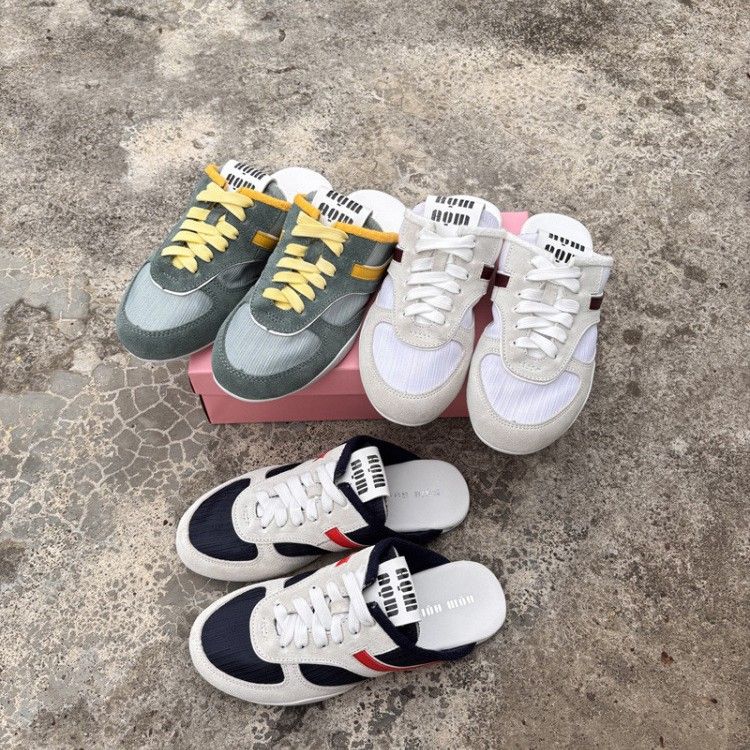 2025 Frühjahr/Sommer Miu* Marke Closed-Toe Halbschuhe für Frauen Echtes Leder Schnürschuhe Casual German Training Color-Block_voghion.com