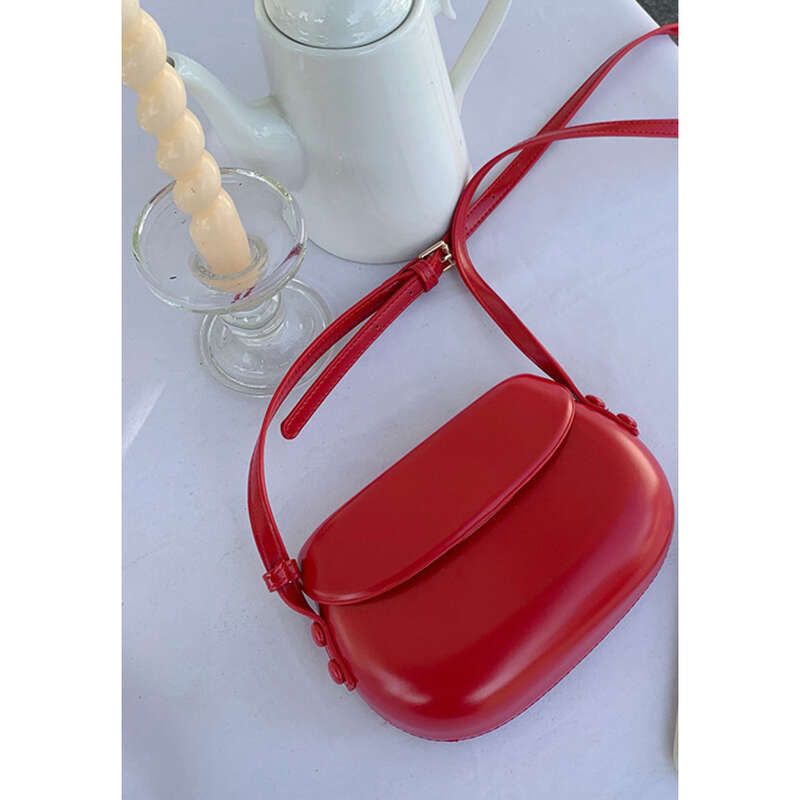 Nuova versione coreana della borsa a tracolla piccola e semplice per cellulare Red Saddle, estate 2025_voghion.com