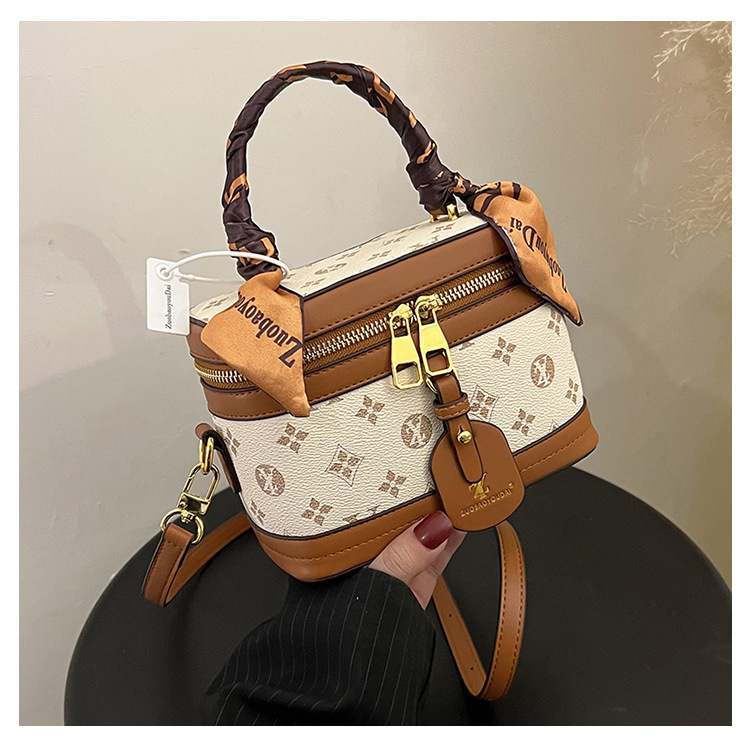High-end female 2023 new fashion presbyopic box all-match portable shoulder Messenger cosmetic bag trend_voghion.com