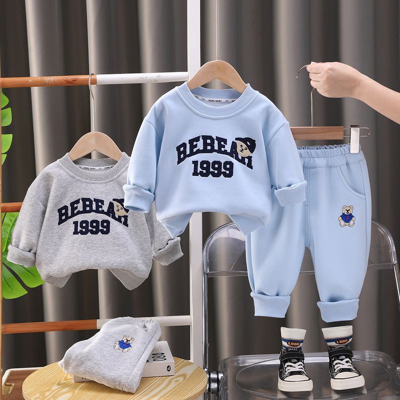 Completo due pezzi con felpa e pantaloni per bambini, motivo: orsetto inglese, primavera/autunno 2025_voghion.com