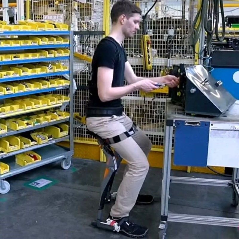 Käytettävä näkymätön istuin, seisova tuoli, urheilun katselu, jonotus, vyötärön ja jalkojen harjoittelu, jooga, ulkona_voghion.com