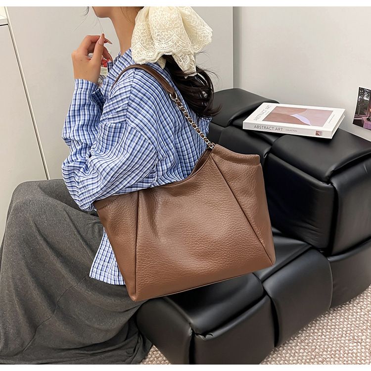 Tragetasche mit Kettenriemen – Lässige Retro-Umhängetasche mit großem Fassungsvermögen für Damen, Magnetverschluss im minimalistischen Design, perfekt für den täglichen Weg zur Arbeit_voghion.com