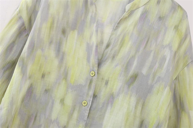 Completo da donna con camicetta in ramia con stampa a spacchi asimmetrici e pantaloni a gamba larga a vita alta – Look streetwear alla moda per l'estate_voghion.com