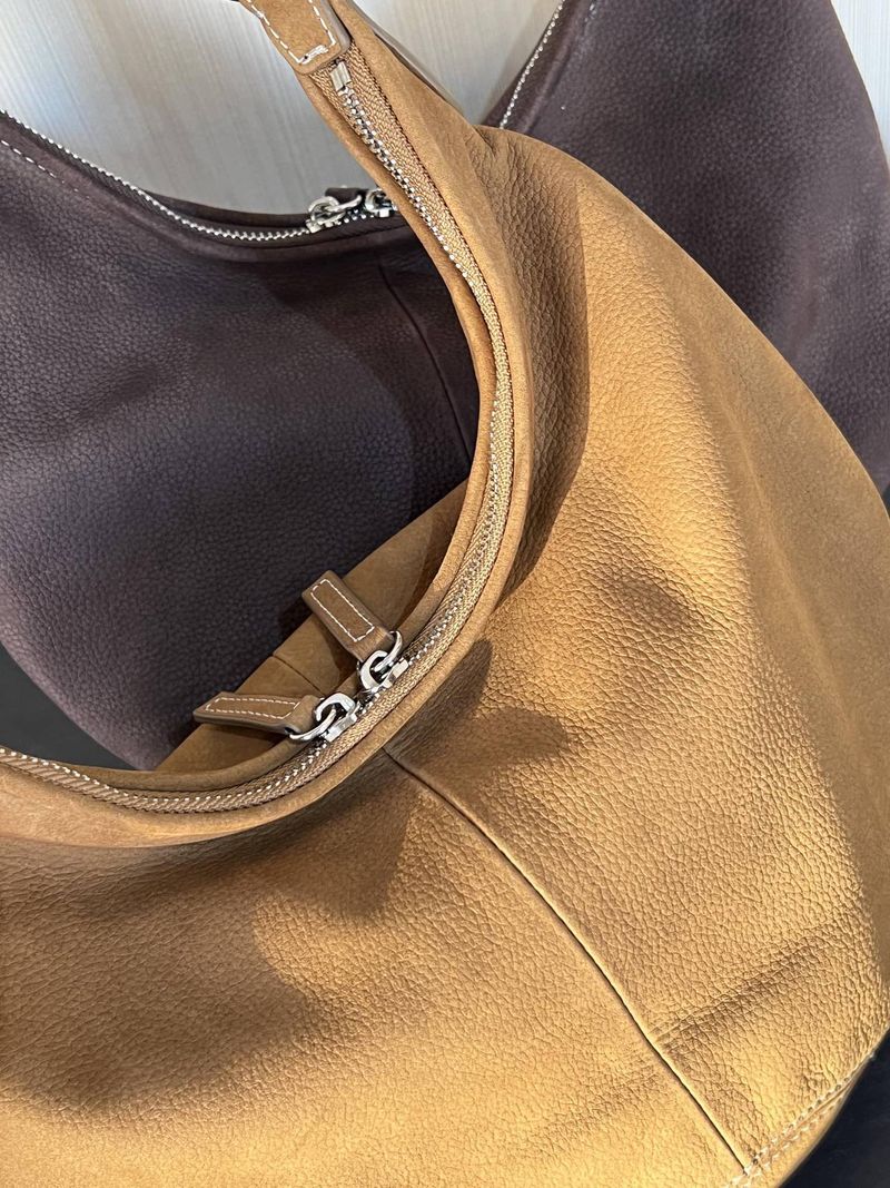Borsa a secchiello opaca con texture di alta qualità, in pelle scamosciata, per il tempo libero, versatile e alla moda._voghion.com
