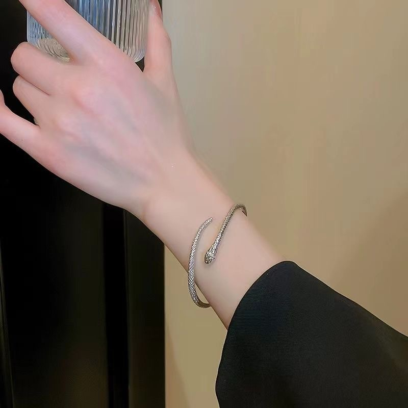 Pulseira de cobra prateada pequena, design versátil e minimalista, pulseira ajustável de cobra de olhos vermelhos, pulseira de textura de alta qualidade_voghion.com