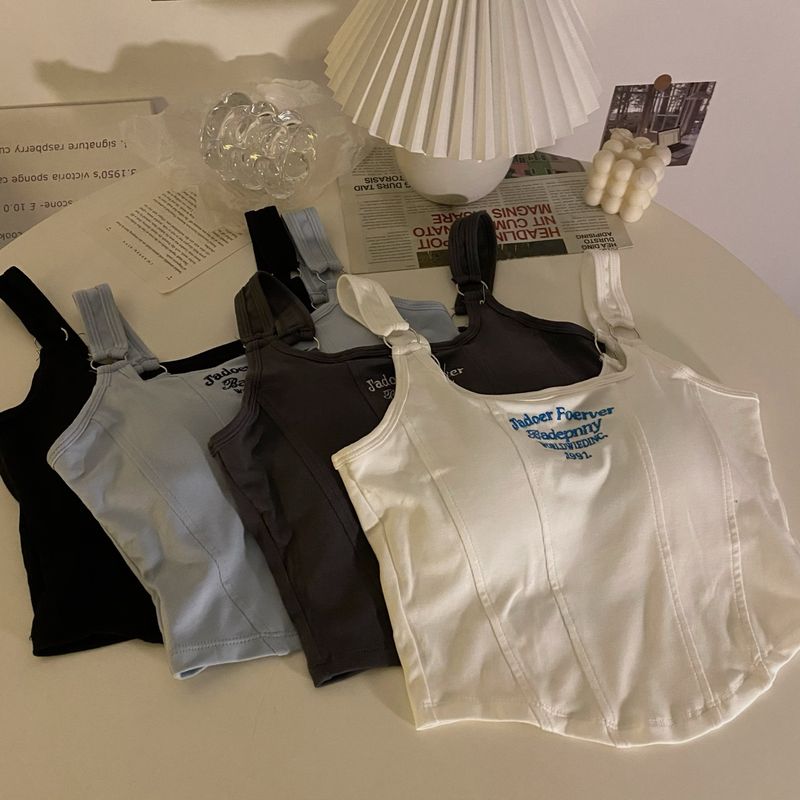 Kuuma tüdruku kevadsärgi tikitud kirjaga kitsas lõige ja rinnahoidjaga ülaosa_voghion.com