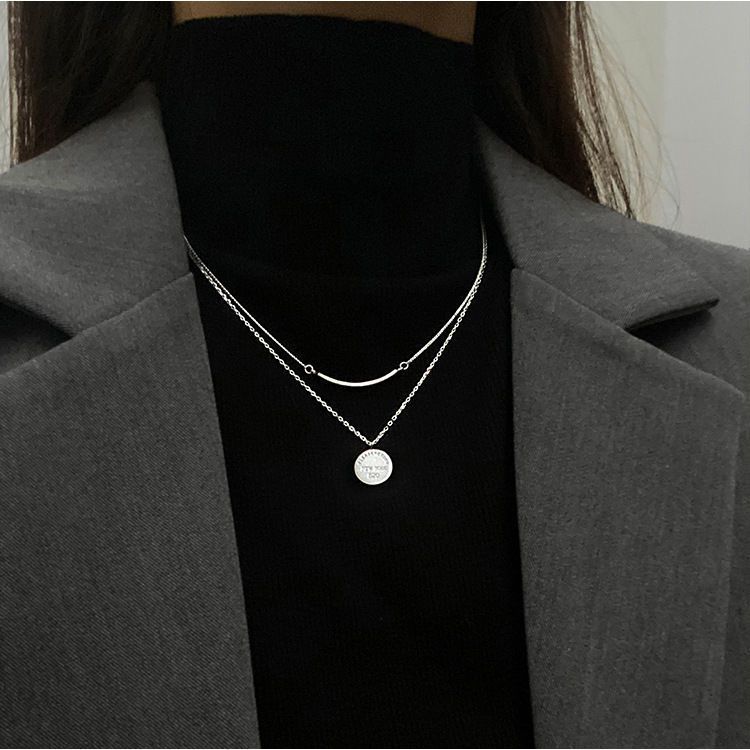 Colar de camada dupla com base de suéter de outono moderno e luxuoso com design de nicho redondo e luz de sorriso pura_voghion.com