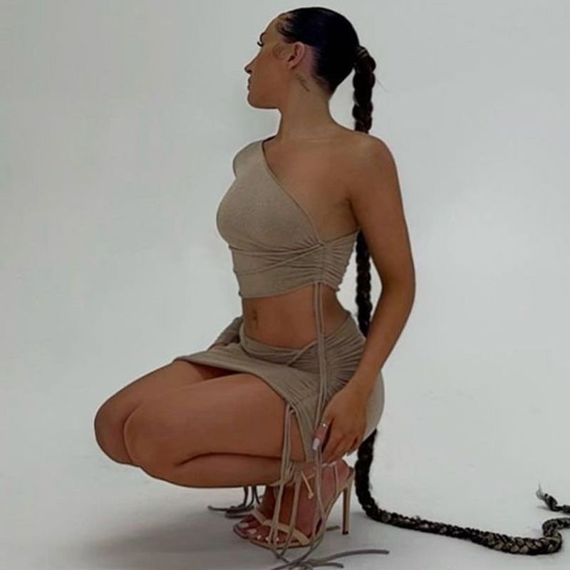 Conjunto de falda con cordón lateral ajustado y top corto de un solo hombro para mujer_voghion.com