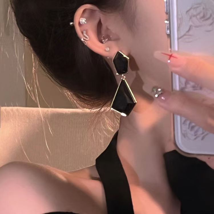 New Irregular Geometric Earrings Silver Needle High-end Atmospheric Versatile Earrings Advanced Design Cold Light Luxury Earrings_voghion.com