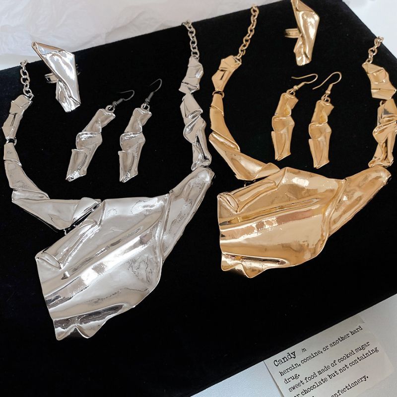 Geometric Twisted Pleated Set Personality Design Collarbone Chain 2025 Exaggerated High-end Sense Necklace For Women_voghion.com